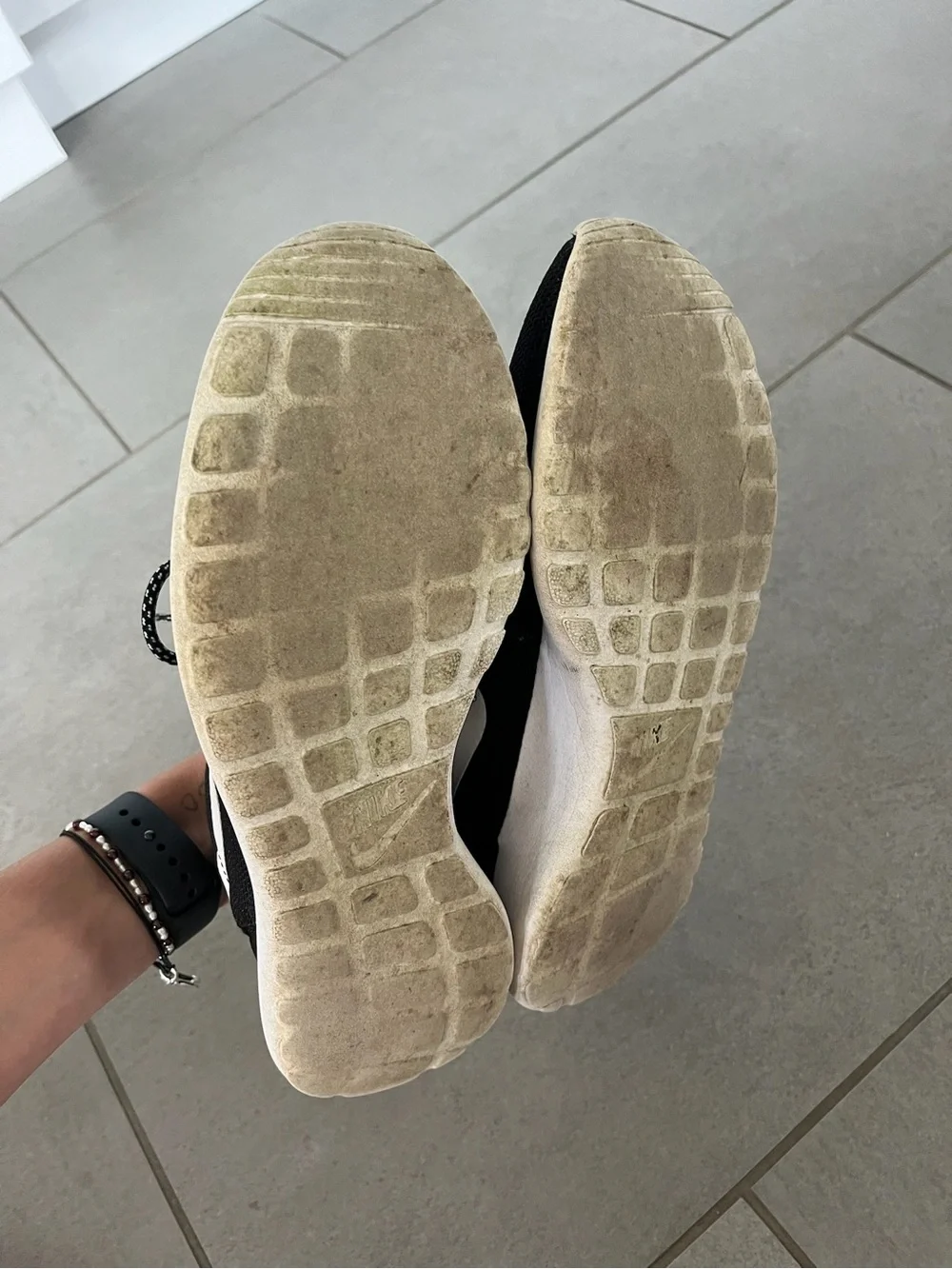 Nike Roshe Lightweight Sneakers - Picture 8 of 9
